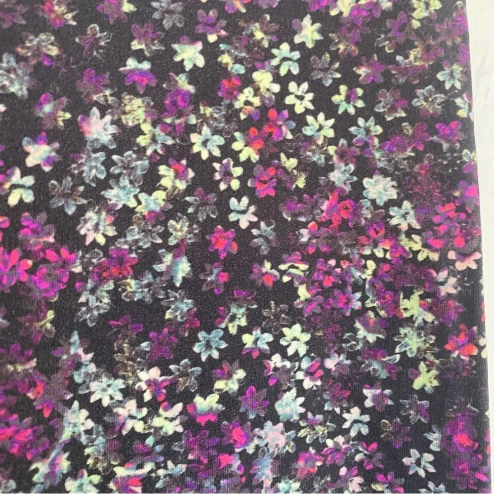 Lululemon Athletica high waisted vibrant Purple mini floral Leggings size 4